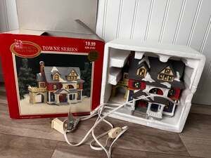 XMAS Village Dickens Collectables Towne Lighted House Porcelain Grandmacore VTG